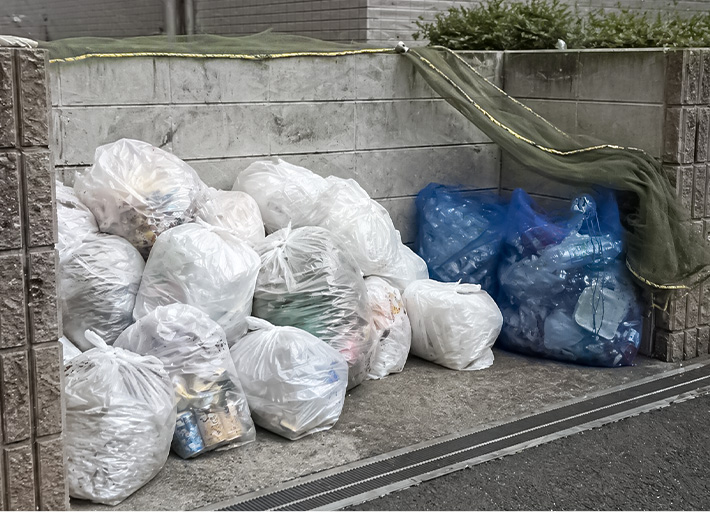 ゴミ集積所に出されたゴミ袋の画像