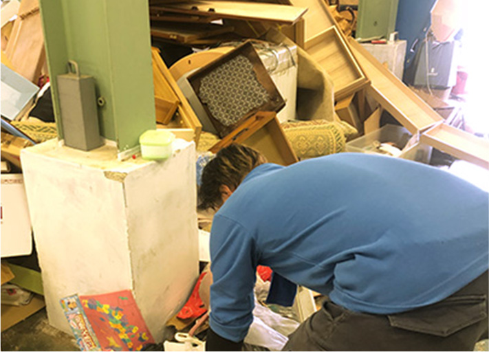 不用品をチェックする作業員の画像